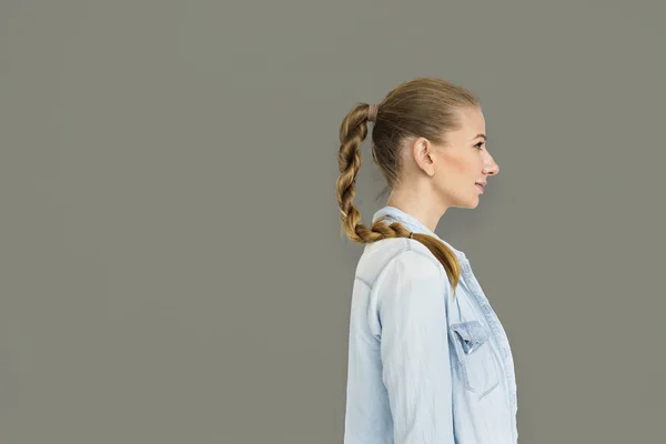 Mujer joven en el estudio — Foto de Stock