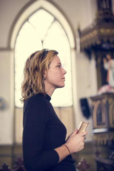 Donna in piedi nella Chiesa — Foto Stock