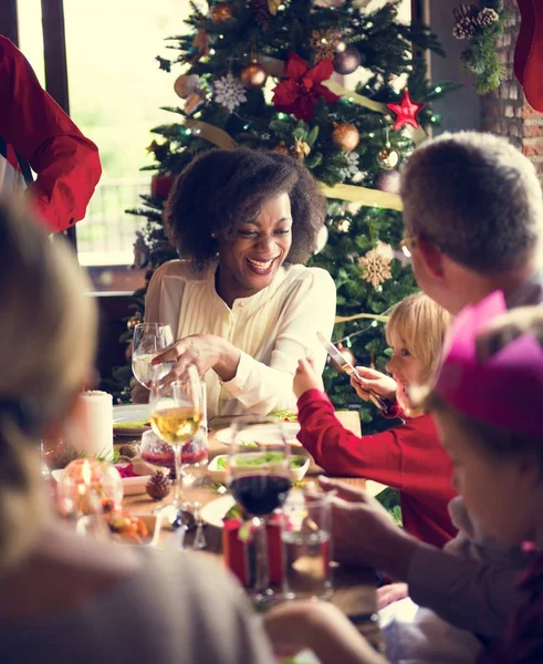 Família celebrando véspera de Natal em casa — Fotografia de Stock