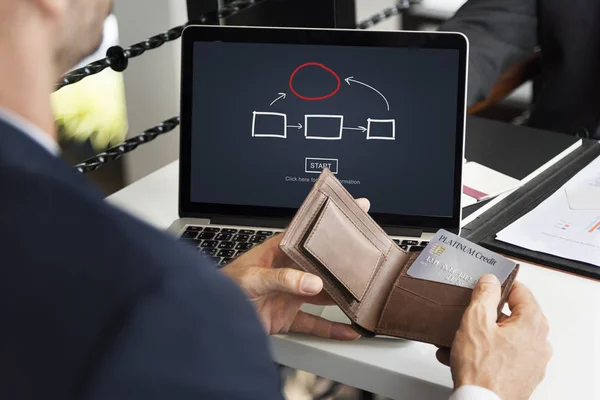 Hombre de negocios tomando tarjeta de crédito — Foto de Stock