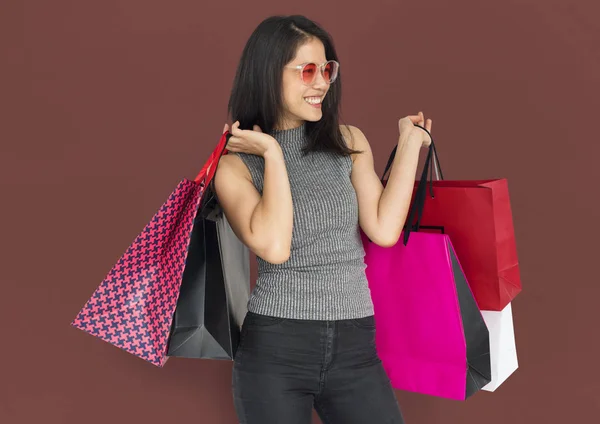 Asijská žena s nákupními taškami — Stock fotografie