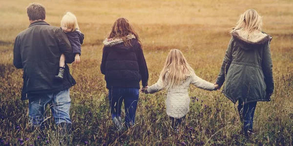 Passeggiata in famiglia sul campo — Foto Stock