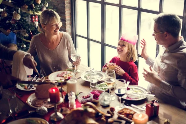 Família celebrando véspera de Natal em casa — Fotografia de Stock