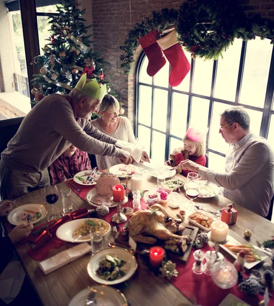 Família celebrando véspera de Natal em casa — Fotografia de Stock
