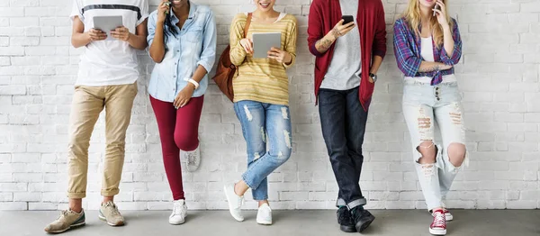 Dijital cihazlar kullanan öğrenciler 