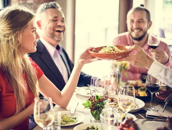 Amigos alegres comendo no restaurante — Fotografia de Stock