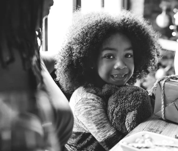 Malá Africká dívka hračka s dečkou — Stock fotografie