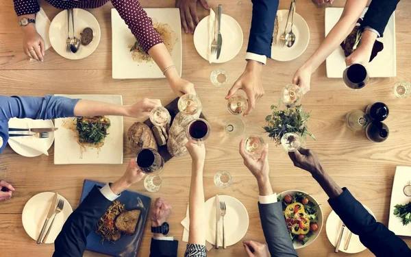 Folk som äter middag — Stockfoto