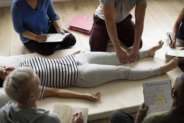 Люди Навчання робити масаж — стокове фото