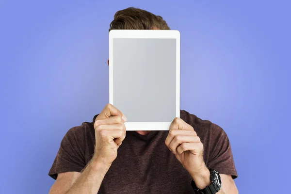 Person anläggning digital tablet — Stockfoto