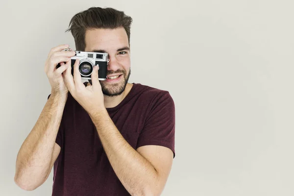 Homem tirando fotos na câmera — Fotografia de Stock