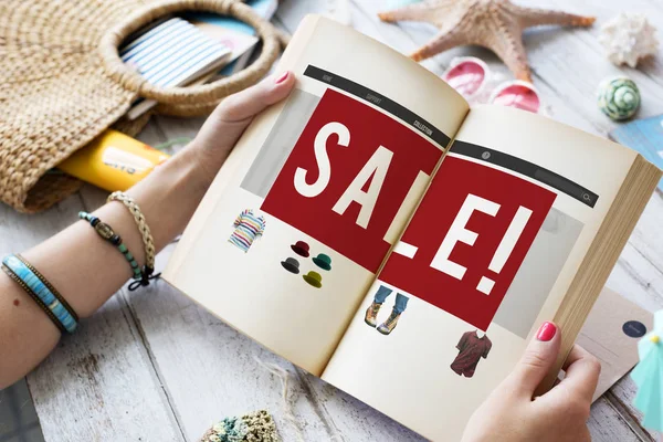 Mujer sosteniendo libro — Foto de Stock