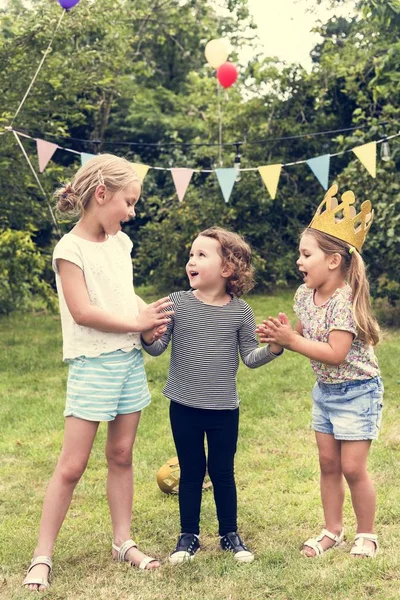 Vriendinnen op feestje — Stockfoto