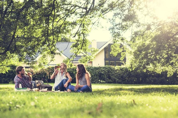 Rodina si užívá piknik venku — Stock fotografie