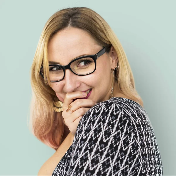 stüdyoda gülümseyen kadın