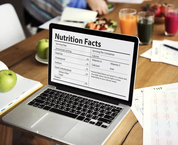 Laptop na stół z jedzeniem diety — Zdjęcie stockowe