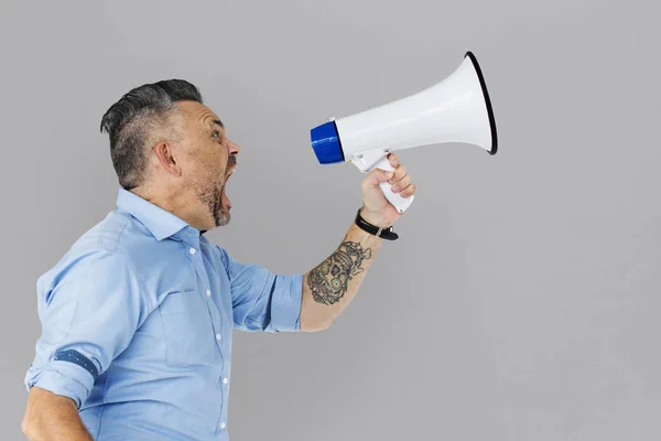 Maduro homem segurando Megaphone — Fotografia de Stock