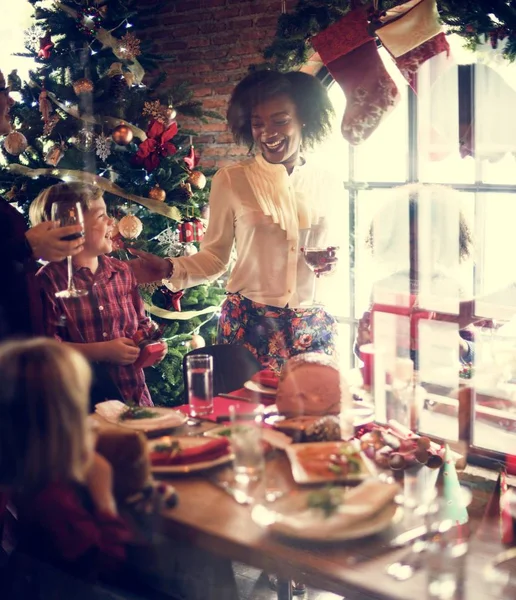 Família celebrando véspera de Natal em casa — Fotografia de Stock