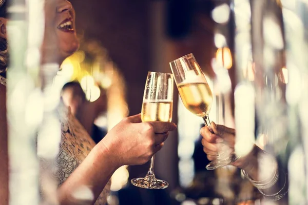 Fröhliche Menschen, die Champagner trinken — Stockfoto