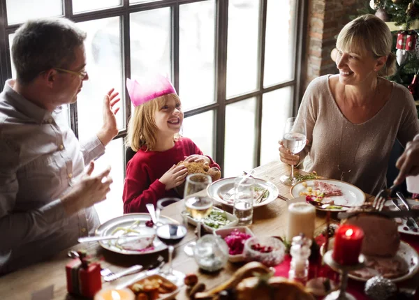 Rodina slaví Štědrý den doma — Stock fotografie