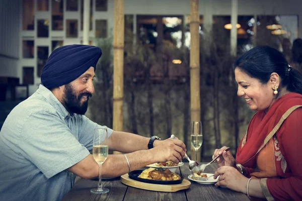 Pareja india cenando juntos — Foto de Stock