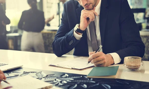 Uomo d'affari che scrive nel quaderno — Foto Stock