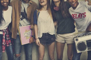 Arkadaşlar birlikte vakit geçiriyorlar.