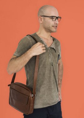 Omzunda kahverengi çanta tutan adam 