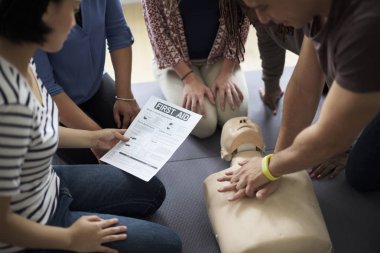 CPR ilk yardım eğitimi öğrenme insanlar 