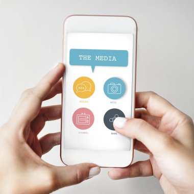 Cep telefonu ellerinde.