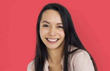 Stüdyoda genç bir kadın 