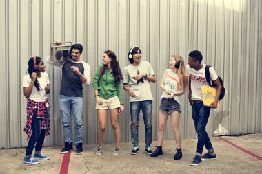 Çeşitli gençler dışarı asılı 