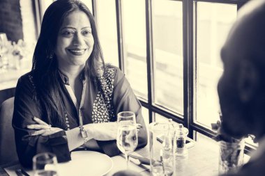 Romantik randevusu olan çift. 