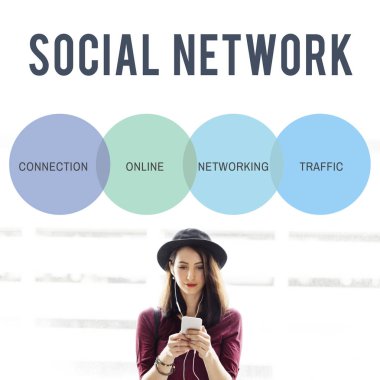 Akıllı telefon kullanan genç bir kadın.