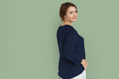 kadın stüdyoda poz 