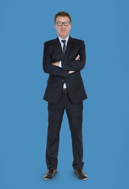 Genç adam gülümsüyor