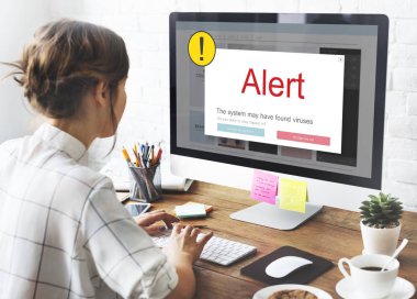 bilgisayar ile çalışan kadın 