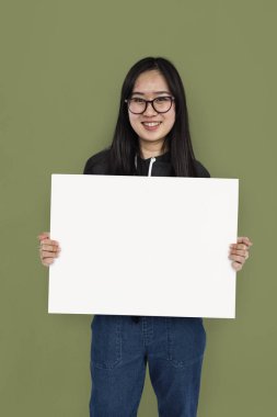 Kız stüdyoda poz veriyor. 