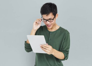 Dijital tablet kullanan adam