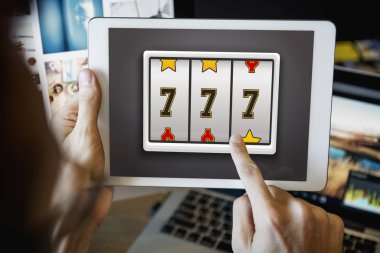 Dijital tablet kullanan adam