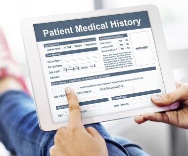 Dijital tablet kullanan kişi