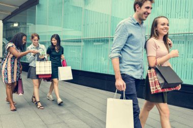 Alışveriş merkezinde yürüyen insanlar