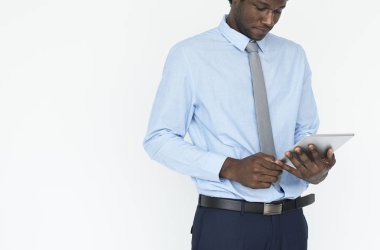 Dijital tablet kullanarak tişörtlü adam