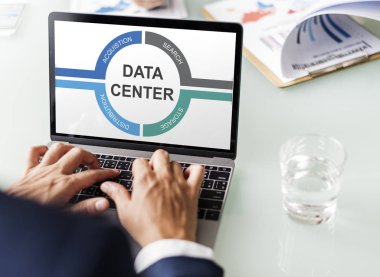 tipik dizüstü klavye üzerinde işadamı