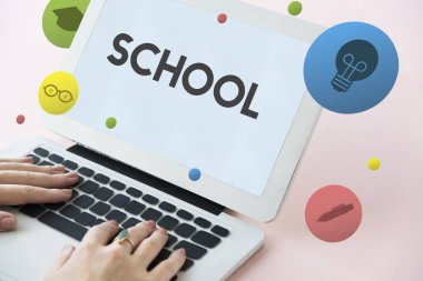 Dizüstü bilgisayarda çalışan kadın