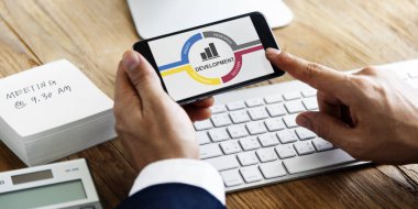 Akıllı telefon kullanan iş adamı