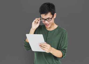 Dijital tablet kullanan adam