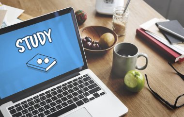 çalışma alanı tablo açılan laptop