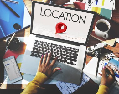 Dizüstü bilgisayarda çalışan kadın