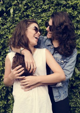 Lezbiyen çift birlikte vakit geçiriyor.